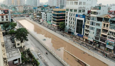 Nhu be boi khong lo sau mua lon, ham chui Vanh dai 2,5 hien ra sao? hinh anh