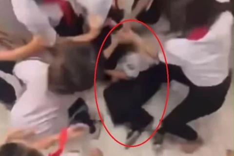 Nữ sinh bị bạn vây đánh trong nhà vệ sinh trường học ở TP.HCM