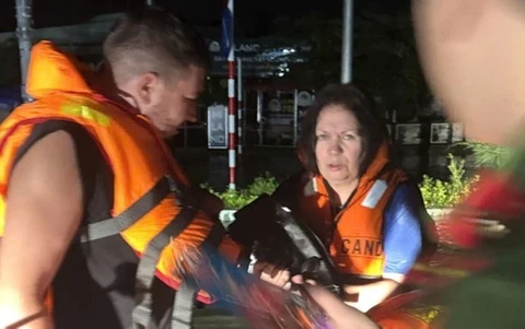 Giai cuu 3 khach Nga khoi vung lu Tay Nha Trang hinh anh