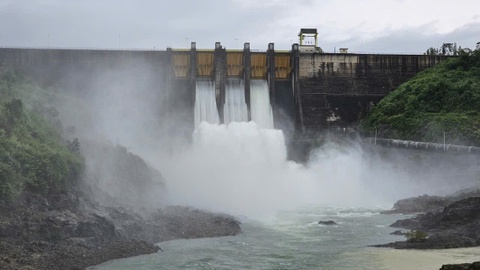 Ung pho mua rat to, 2 ho chua thuy dien o Hue nang muc dieu tiet nuoc hinh anh