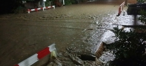 Mua lon, duong sat ngap sau, tau tam dung qua Khanh Hoa hinh anh