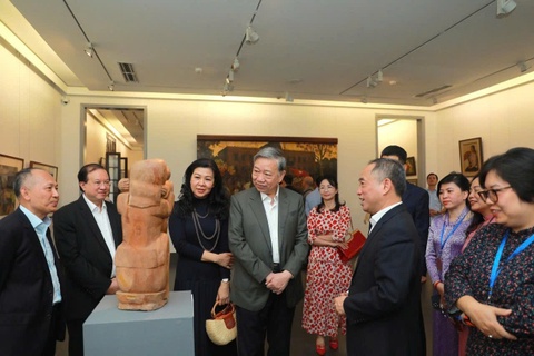 Tong Bi thu va Phu nhan tham quan trien lam 100 nam my thuat Viet Nam hinh anh