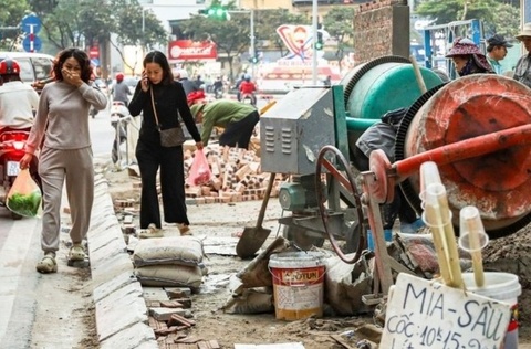 Chu tich Ha Noi yeu cau khong cap phep dao via he khi o nhiem hinh anh