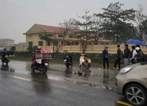 Gap tai nan tren duong den truong, mot hoc sinh tu vong hinh anh