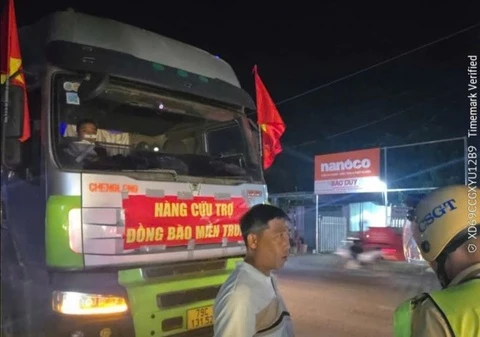 Xu ly xe container cho hang qua tai ghi chu 'cuu tro mien Trung' hinh anh