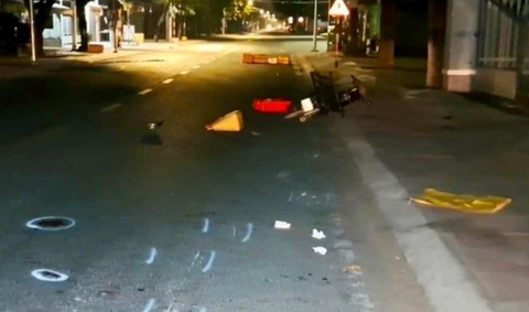 Xe may tong nguoi dan ong nam giua duong, mot nguoi tu vong hinh anh