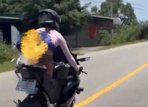 Du khach Nga vua chay xe phan khoi lon vua bieu dien tren yen xe hinh anh