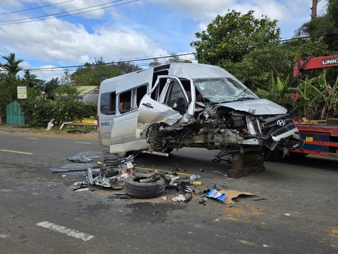 Xe khach tong xe dau keo, hai nguoi bi thuong nang hinh anh