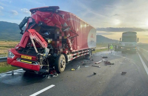 Xe tai va cham tren cao toc, tai xe mac ket trong cabin hinh anh