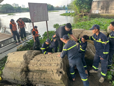 Cuu thanh nien nhay cau xuong song Sai Gon hinh anh