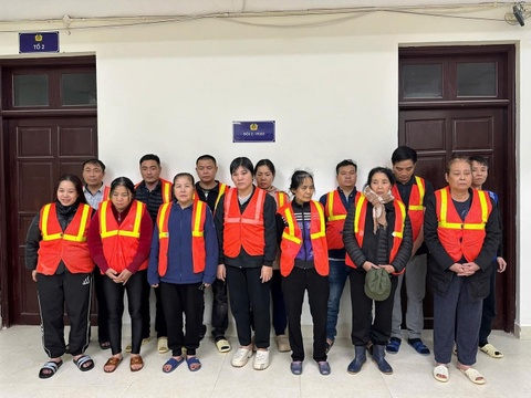 Cong an Ha Noi pha soi bac tren thuyen neo giua song Hong hinh anh