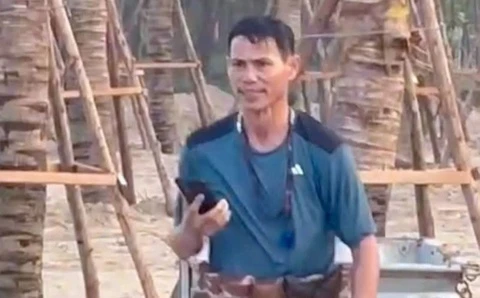 Lao minh giua song lon cuu du khach bi chuot rut o Cua Lo hinh anh