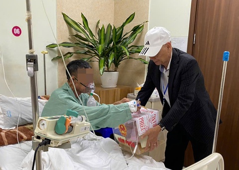 Benh nhan vua truyen hoa chat vua bo phieu bau cu tai giuong benh hinh anh