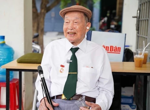 Huyen thoai tinh bao Tu Cang di bo phieu bau cu o tuoi 98 hinh anh