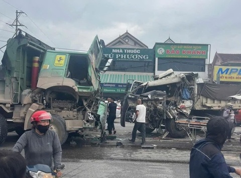 Tai nan lien hoan giua 3 oto tren Quoc lo 1A, mot tai xe tu vong hinh anh