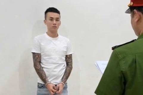 Du co gai tre den nha roi hiep dam, chiem doat iPhone 17 Pro Max hinh anh