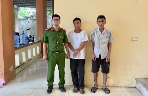 Kham cho o cua ke ban ma tuy, cong an phat hien sung, vo dan hinh anh