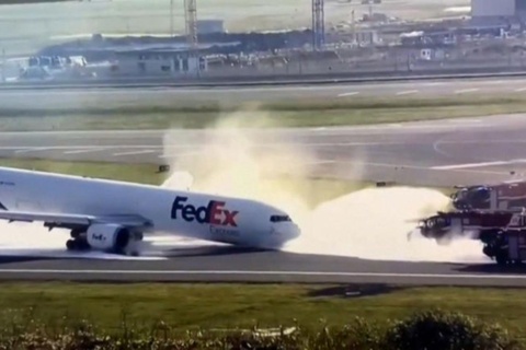 Máy bay mài bụng bốc khói khi hạ cánh