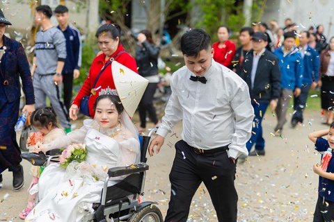 Xuc dong canh chu re Ha Tinh day xe lan dua vo vao hon truong hinh anh