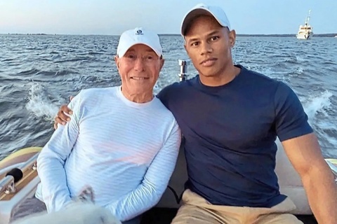 Ong trum giai tri My 82 tuoi ly hon chong kem 50 tuoi hinh anh