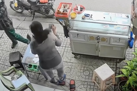 Khoanh khac 2 nguoi phu nu nhay mua vi trung doc dac 1 ty dong hinh anh