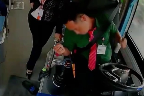 Tai xe xe buyt TP.HCM dot quy khi dang lai xe hinh anh