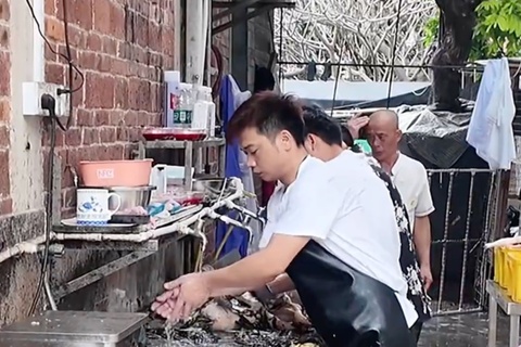 Ben trong quan lau ga van xin khach dung den noi tieng MXH hinh anh