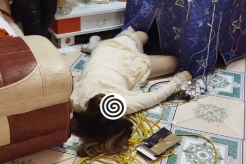 Livestream quat roi, uong ruou den chet gay soc o Trung Quoc hinh anh