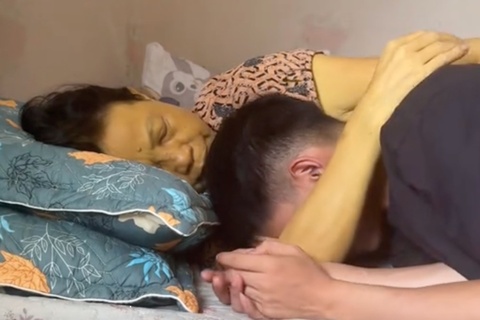 Chàng trai bật khóc ôm mẹ ung thư giai đoạn cuối