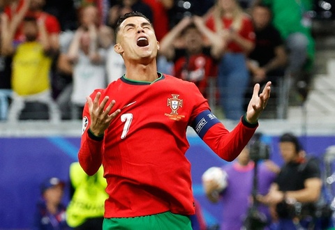 Thông điệp lạ sau án phạt Ronaldo