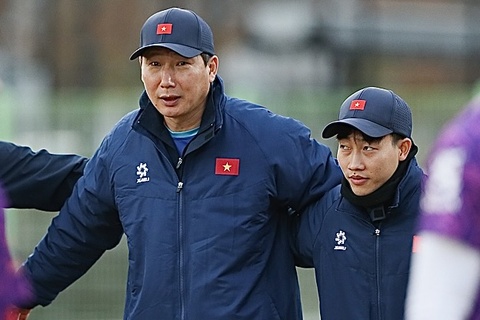 HLV Kim Sang-sik truc tiep day bong da cho cau thu nhi tai TP.HCM hinh anh