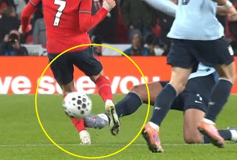 Pha vao bong ron nguoi cua Araujo voi Foden hinh anh