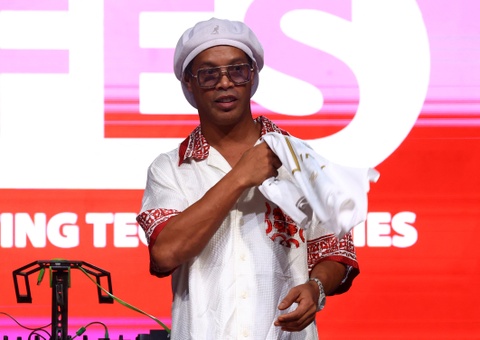 Ronaldinho trở lại sân cỏ ở tuổi 46
