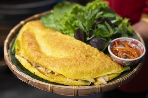 Vi sao mon banh 'xeo xeo' khien khach Tay chap nhan xep hang cho an? hinh anh