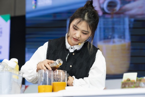 Barista Trung Quoc gay chu y voi mon tra mit tai Viet Nam hinh anh