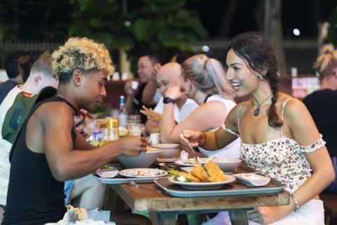 Khu am thuc toan khach Tay giua trung tam TP.HCM sau 10 nam hoat dong hinh anh