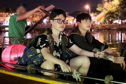 Nhung bieu cam da dang cua Jimin, Jungkook khi thuong thuc do an Viet Nam hinh anh