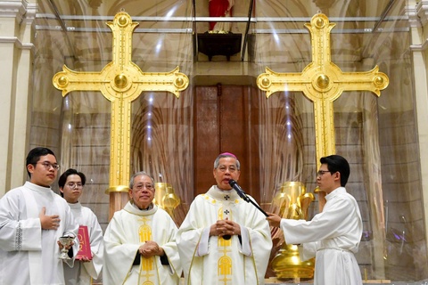 Chiêm ngưỡng hai Thánh giá 400 kg mạ vàng ở Nhà thờ Đức Bà