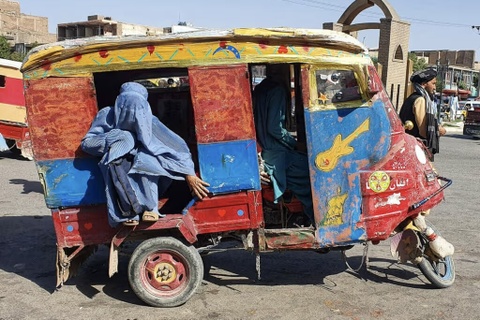 Nganh du lich nhieu tranh cai tai quoc gia cam phu nu di hoc hinh anh