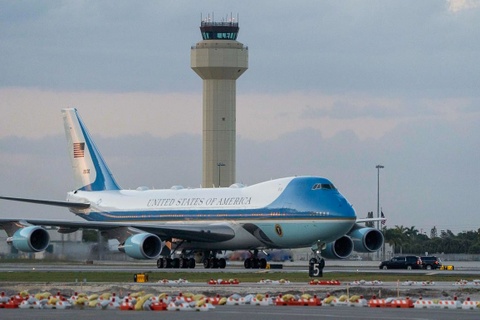 Tong thong Donald Trump muon mot san bay mang ten minh hinh anh