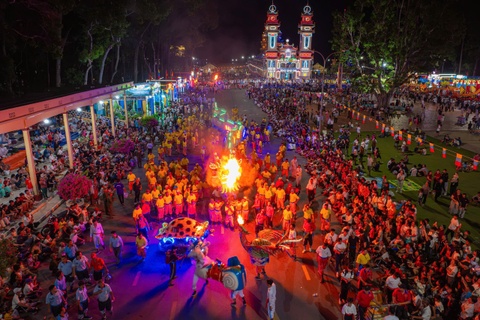 Hang nghin nguoi xem rong phun lua tai le hoi nam moi o Tay Ninh hinh anh