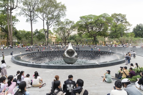 Dai tuong niem nan nhan Covid-19 o TP.HCM dong kin nguoi xem nhac nuoc hinh anh