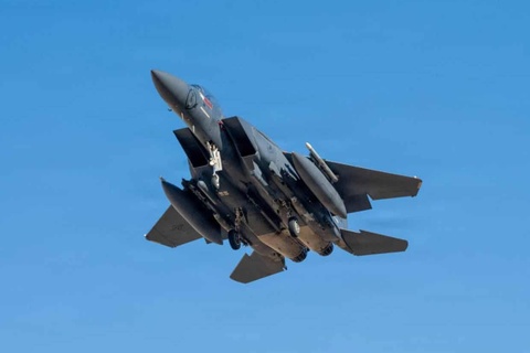 Tiem kich F-15E cua My bi ban roi tren khong phan Iran hinh anh