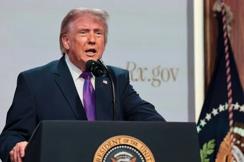 Ong Trump hoan ke hoach tan cong Iran hinh anh