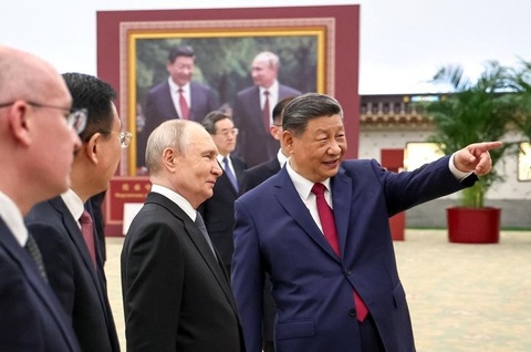 Den Bac Kinh, ong Putin ‘ngoai giao ao khoac’, ong Trump ke chuyen hinh anh