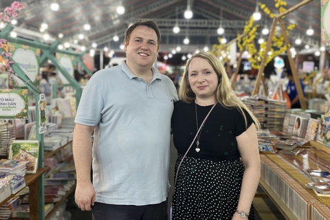 Trai nghiem dang nho cua khach ngoai tai Duong sach Tet hinh anh