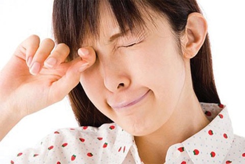 xu ly khi bi con trung can vao mat anh 1