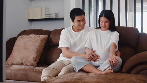 Em bé trong bụng cử động thế nào qua từng tháng thai kỳ?