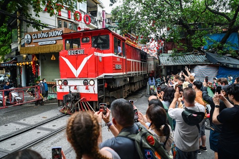 Lai moi khach Tay roi pho ca phe duong tau Ha Noi hinh anh