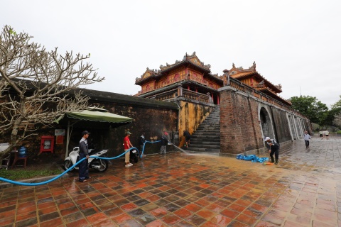 Sập tường Hoàng thành Huế